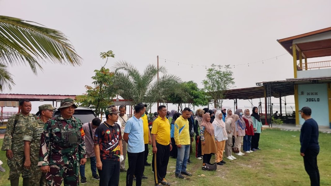 Kodim 0320/Dumai Bersama TNI-Polri dan Warga Gotong Royong Bersihkan Lingkungan Teluk Makmur