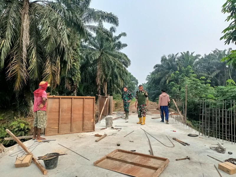 Kodim 0320/Dumai Bersama Warga Percepat Pembangunan Jembatan Beton di Lubuk Gaung