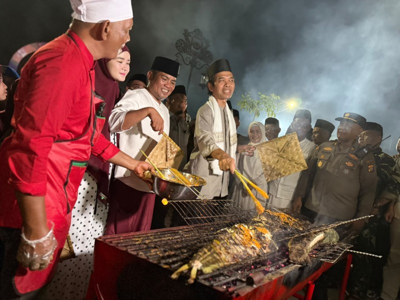 UAS Hadiri Semarak 1 Muharram di Pelalawan, 2.000 Warga Ikuti Tausiyah dan Pawai Obor