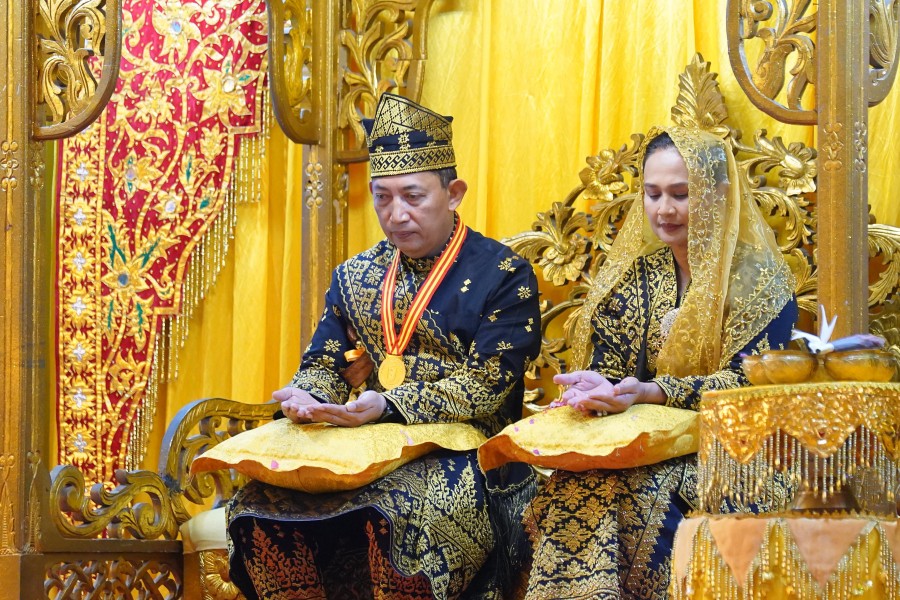 Kapolri Terima Anugerah Adat Ingatan Budi dari LAM Riau: Simbol Kehormatan, Amanah Moral, dan Komitmen Kebangsaan