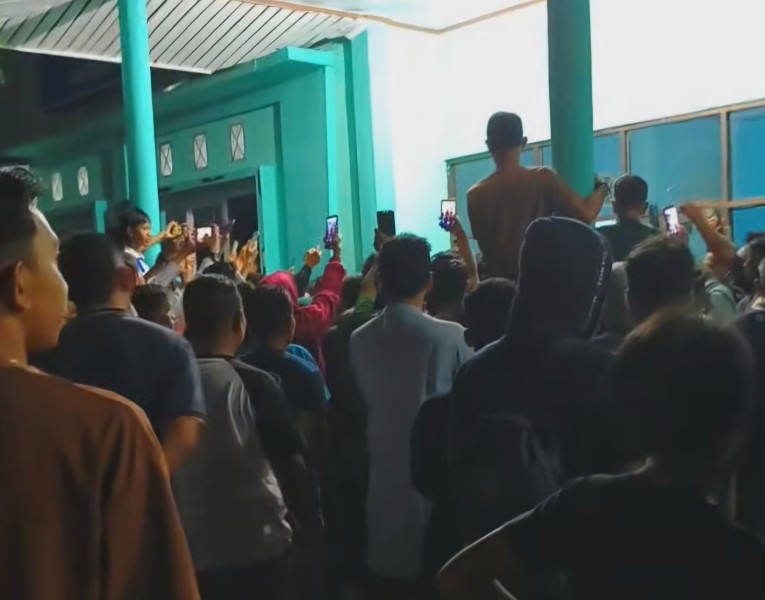 Warga Geruduk Kantor PLN Selatpanjang, Protes Listrik Mati Siang Malam Tak Sesuai Jadwal