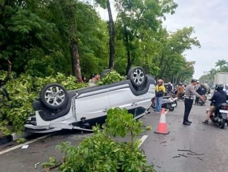 Diduga Senggol Honda Brio, Mobil Xpander Terbalik di Jalan Sudirman