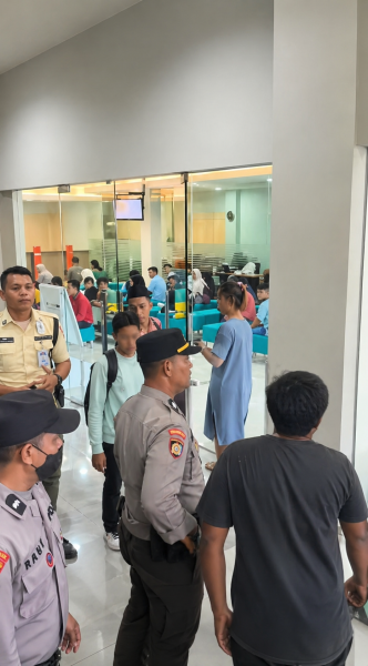 Puluhan Warga Geruduk Kantor BNI, Minta Pengembalian Dana Rp4,2 Miliar