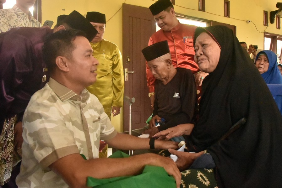 Wakil Bupati Pelalawan Lakukan Peletakan Batu Pertama Program Bedah Rumah di Kelurahan Sorek I