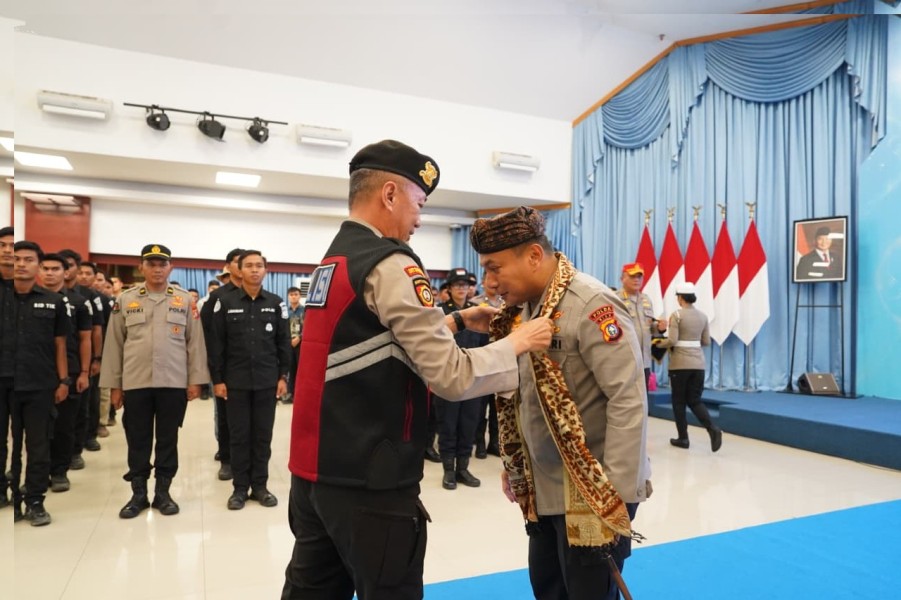Misi Kemanusiaan Galodo, Jajaran Polda Riau Terima Cendera Mata Adat Minangkabau Berupa Saluak dan Selendang
