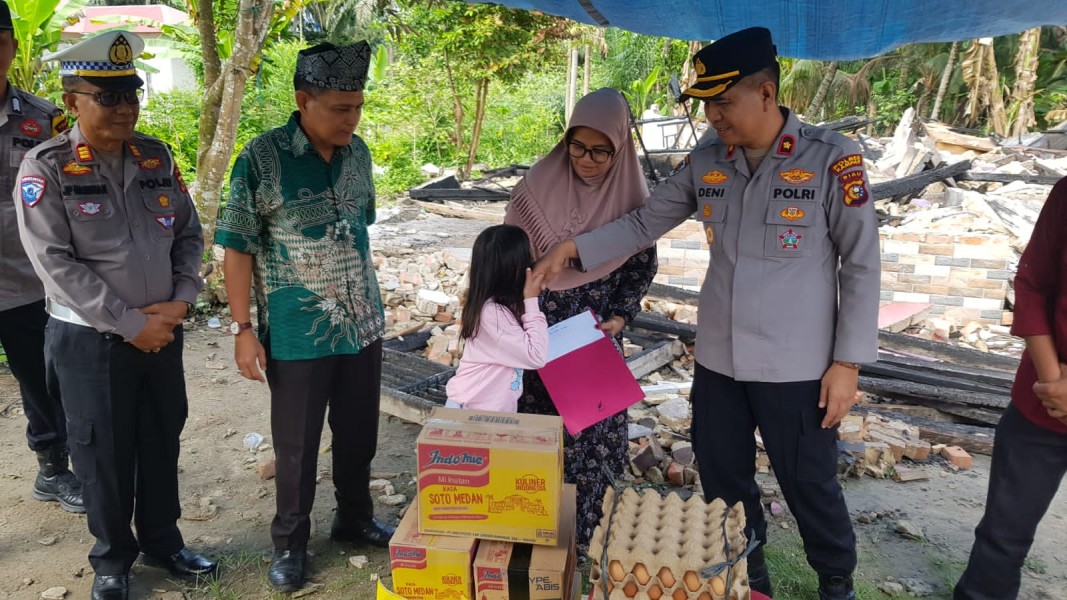 Kapolsek Siak Hulu Bagikan Bansos Kepada Korban Kebakaran Rumah, Berikan Bantuan Sembako dan Uang Tunai