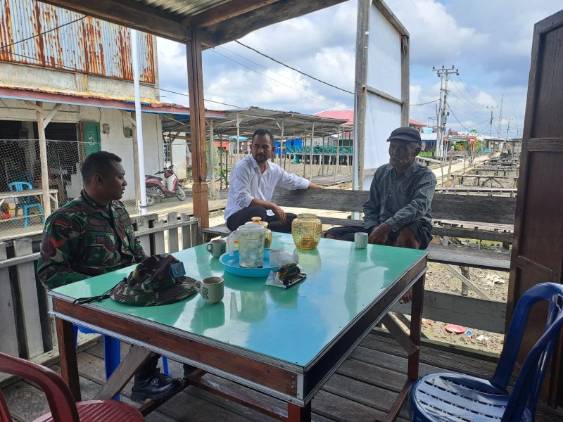 Babinsa Koramil 06/Kateman Imbau Warga Pesisir Waspada Saat Beraktivitas di Laut