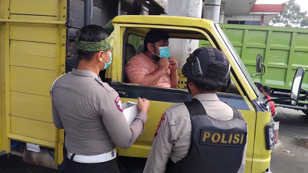 Polsek Minas Bagikan 100 Masker kepada Warga Yang Mengisi BBM Di SPBU di Tengah Kabut Asap