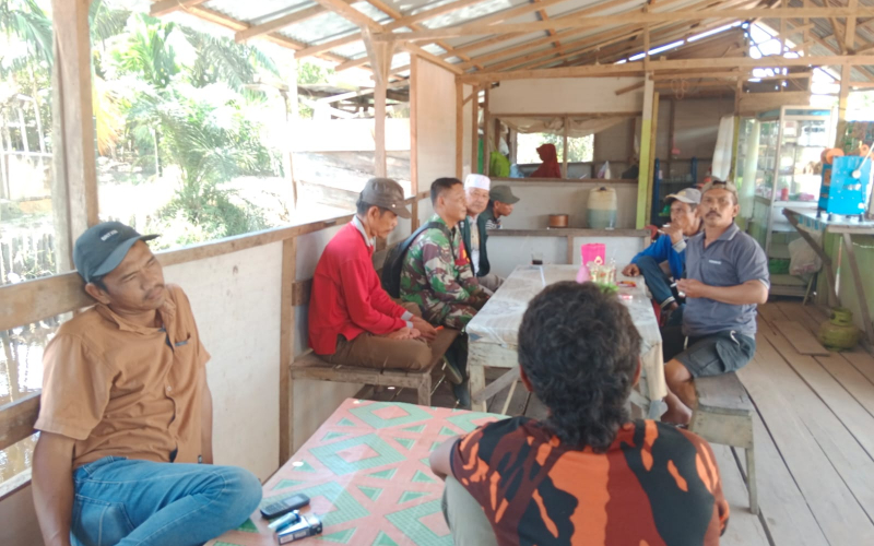 Jalin Kedekatan dengan Masyarakat, Babinsa Koramil 03 Aktif Laksanakan Komsos di Wilayah Binaan