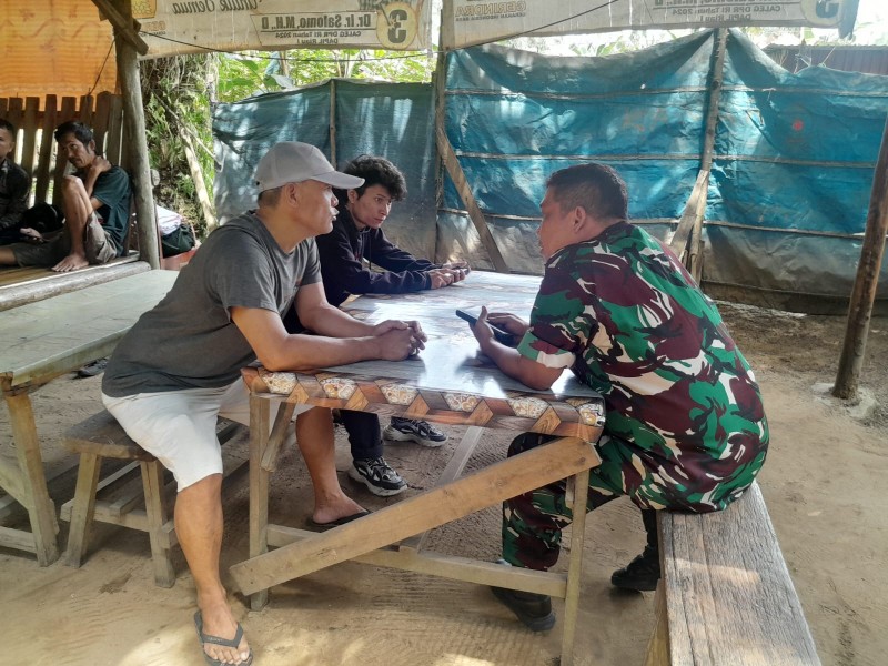 Babinsa Peltu Ramli Nst Gelar Komsos di Perawang Barat, Ajak Warga Peduli Kesehatan dan Kebersihan