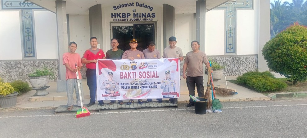 Sambut Hari Bhayangkara ke-80, Personel Polsek Minas Gelar Bakti Sosial dan Bersihkan Gereja HKBP Judika Minas