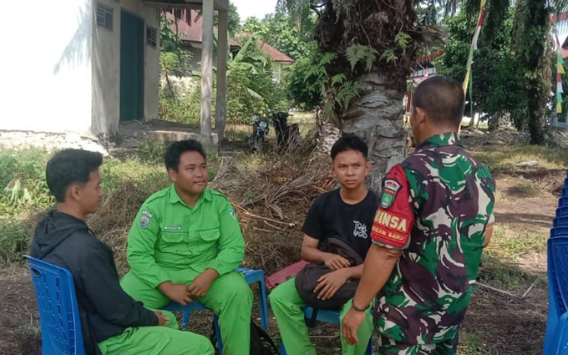 Pererat Kemanunggalan TNI-Rakyat, Babinsa Koramil 03/Sungai Sembilan Intensifkan Komsos