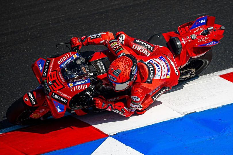 MotoGP San Marino 2025: Marc Marquez Balas Dendam, Tumbangkan Bezzecchi di Misano
