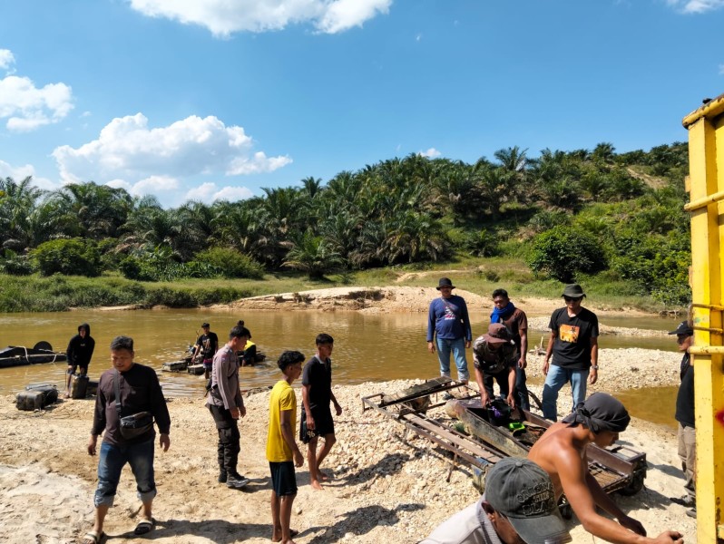 Polsek Kampar Kiri Gempur PETI di Sungai Setingkai, 7 Rakit Hisap Disita, Kapolsek: 'Kami Tindak Tegas Pelaku Perusak Lingkungan!