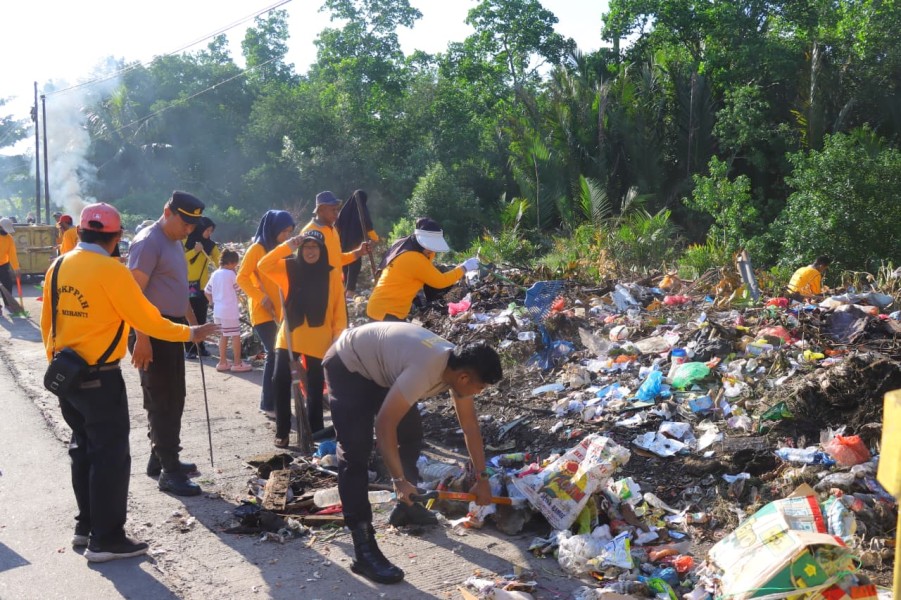 Sambut Hari Bhayangkara ke-80, Polres Kepulauan Meranti Gelar Bakti Sosial dan Green Policing di Pasar Modern