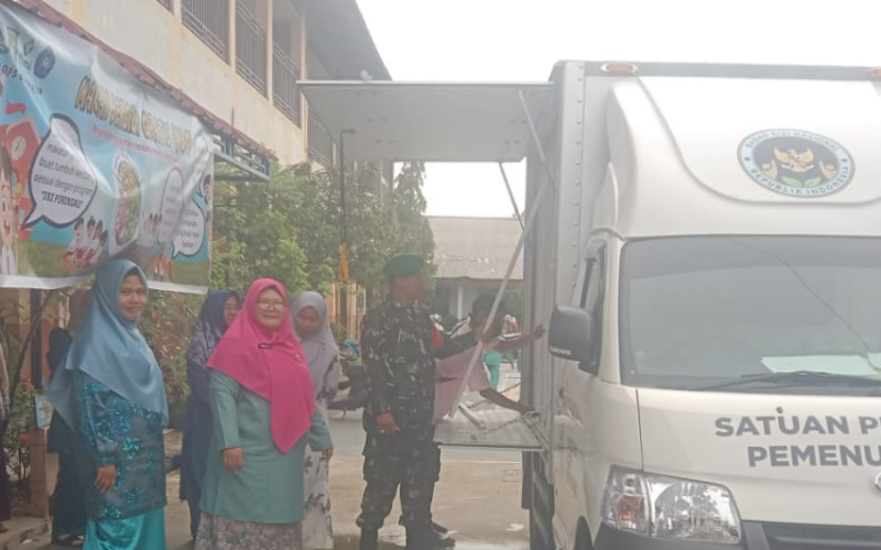 Pendampingan Babinsa Koramil 01 Dumai Sukseskan Program Makanan Bergizi Pelajar