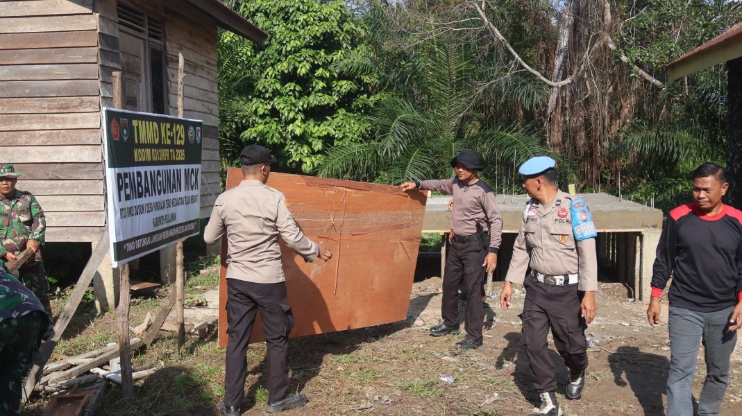 Wujudkan Lingkungan Sehat, Sinergi Tni/Polri di TMMD Ke 129 Pacu Pembangunan MCK di Desa Pangkalan Terap