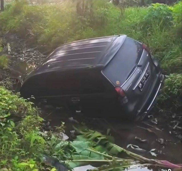 Avanza Masuk Parit di Jalan Pelintung–Pakning, Pengemudi Misterius Menghilang