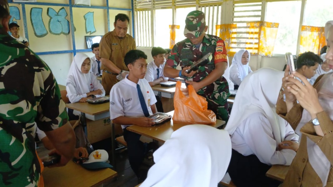 Babinsa Koramil 06/Kateman Dampingi Kegiatan Makan Sehat Bergizi di Tiga Sekolah