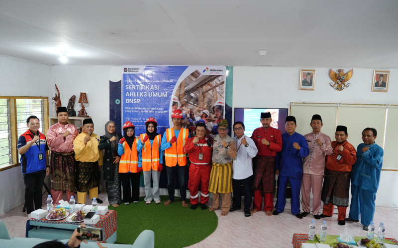 Pertamina Patra Niaga Kilang Dumai Perkuat Daya Saing Pemuda Sekitar Area Operasi Melalui Sertifikasi K3 BNSP