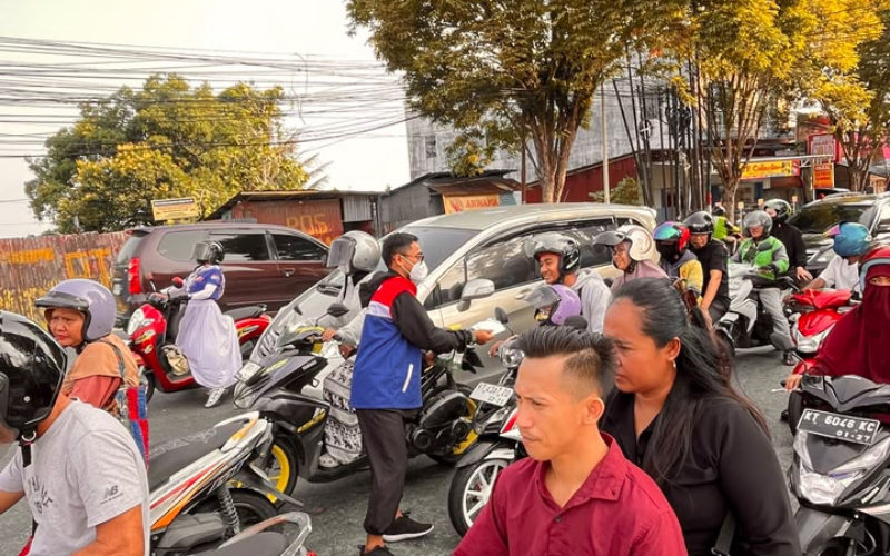 Pertamina Patra Niaga Kilang Dumai dan Kilang Balikpapan Salurkan 1.090 Masker KN95 Untuk Warga Kalimantan