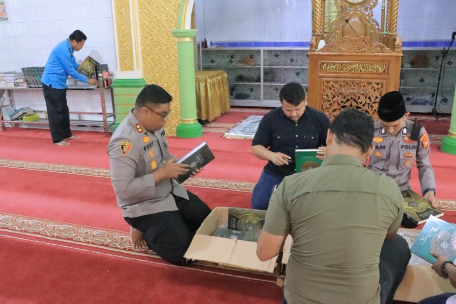 Berkah 70 Al-Qur'an dari Kapolres Kampar untuk Masjid Al-Ikhlas!