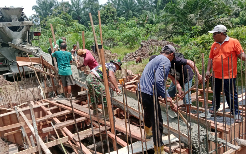 Babinsa Pantau Pembangunan Jembatan Beton di Lubuk Gaung, Akses 240 KK Segera Terhubung