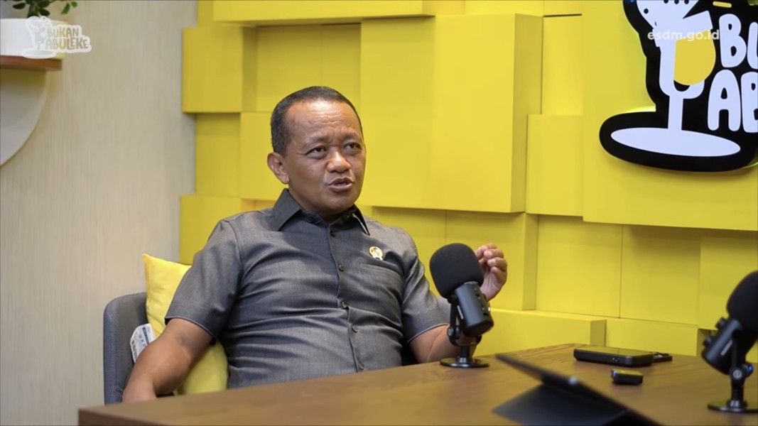 Nggak Baper! ini Momen Bahlil Tertawa Lihat Meme Dirinya: Konsekuensi Logis