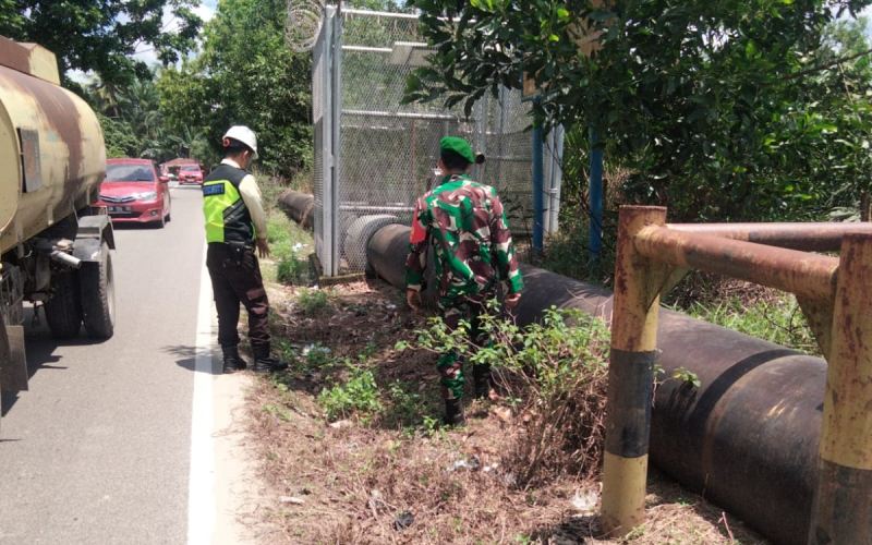TNI dan Pertamina Gelar Patroli Pengamanan Jalur Pipa Minyak di Dumai Selatan