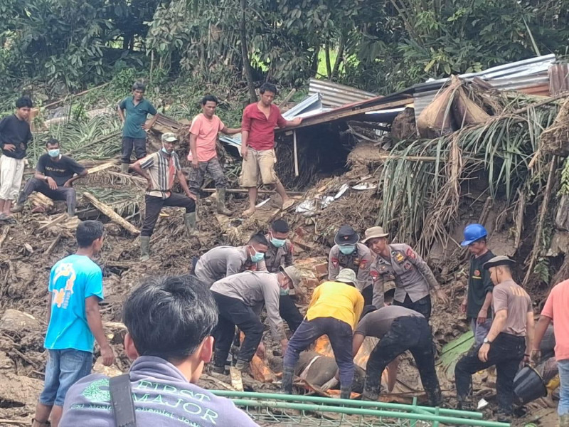 Miris! Hanya TNI-Polri Penopang Utama Logistik Korban Banjir Bandang Agam, Bupati dan Pejabat Pemda Tak Muncul