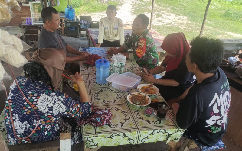 Dibawah Terik Matahari, Babinsa Koramil 02 Patroli Karhutla