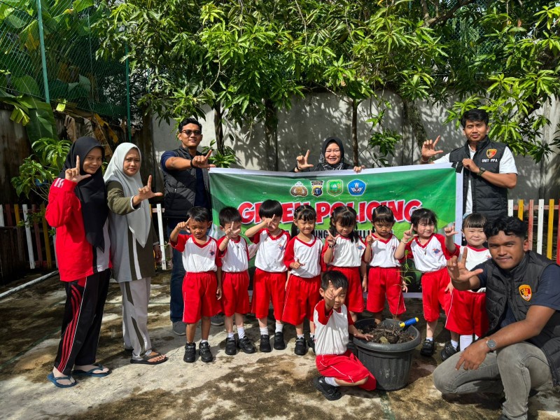 Satreskrim Polres Meranti Tanam Bibit Pohon Di Sekolah Selamatkan Lingkungan