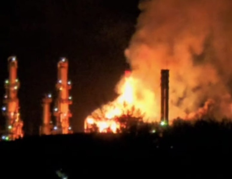 Breaking News! Kilang Minyak Dumai Terbakar, Warga Sekitar Panik