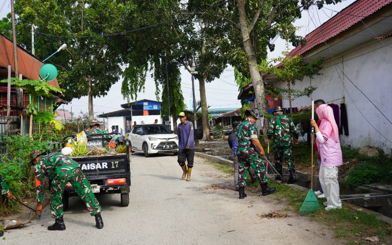 Kodim 0320 Bersama Masyarakat Gelar Karya Bakti Bersih Lingkungan di Pasar Lepin