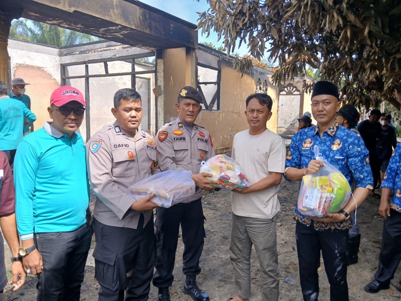 Upika Kampar 'Bersatu' Bantu Korban Kebakaran di Pulau Jambu, Kapolsek: 'Solidaritas Tanpa Batas!