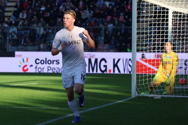 Hojlund Jadi Penentu, Napoli Tekuk Genoa 3-2 Meski Bermain dengan 10 Pemain