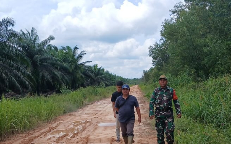 Pastikan Wilayah Aman, Babinsa Laksanakan Patroli Karhutla di Jalan Pelajar RT 02