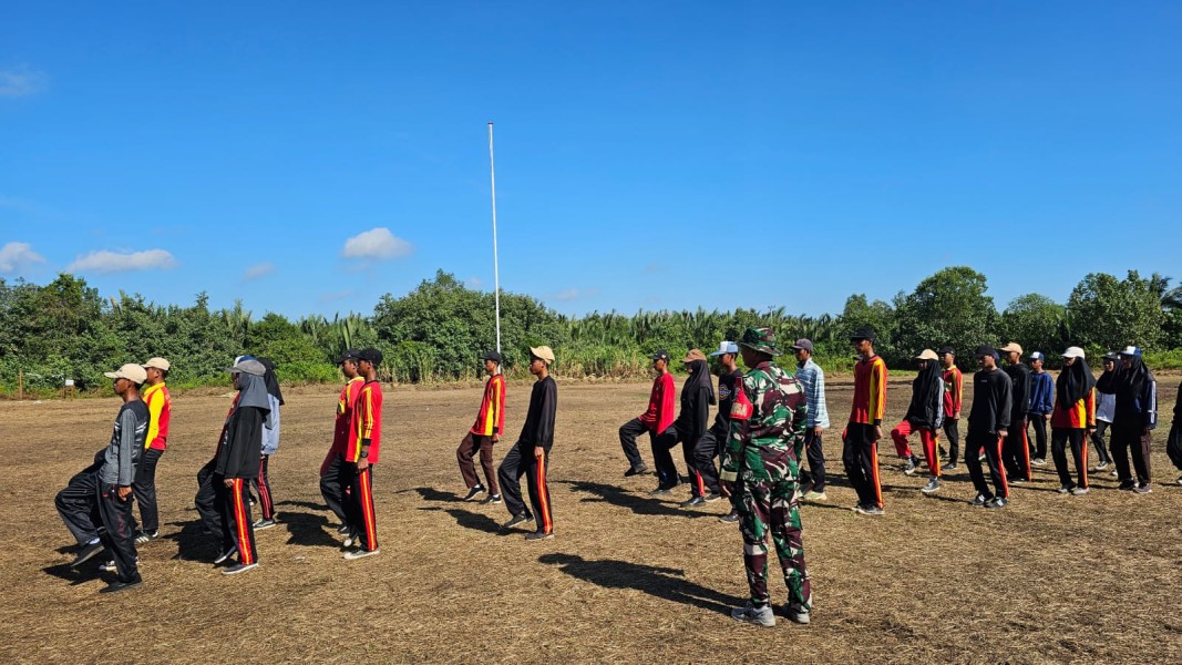 Sertu Lendi Piter Latih Calon Paskibra di Kateman, Siap Kibarkan Merah Putih di HUT RI ke-80