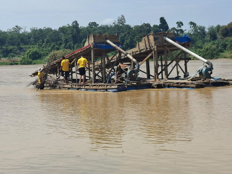 Sungai Kuantan Kembali Keruh, Polres Kuansing Tertibkan PETI, 5 Rakit Dibakar
