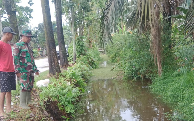 Babinsa Kodim 0320 Dumai Gelar Patroli Karhutla dan Dampingi Petani Timun