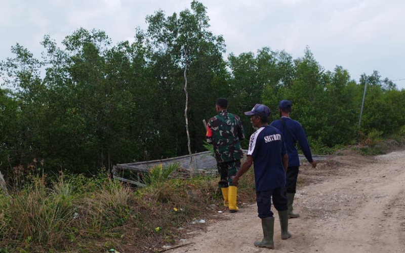 Babinsa Koramil 03 Sungai Sembilan Edukasi Warga Bahaya Buka Lahan dengan Cara Membakar