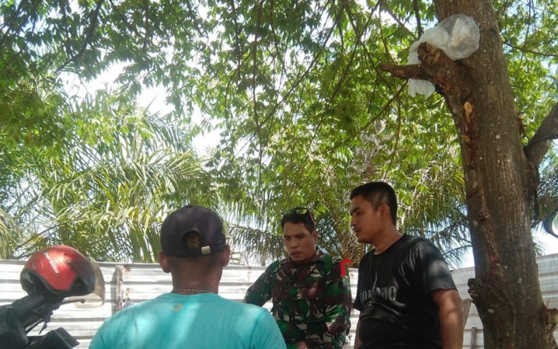 Jaga Keakraban Bersama Tokoh Masyarakat, Serma Novrianto Gelar Komsos