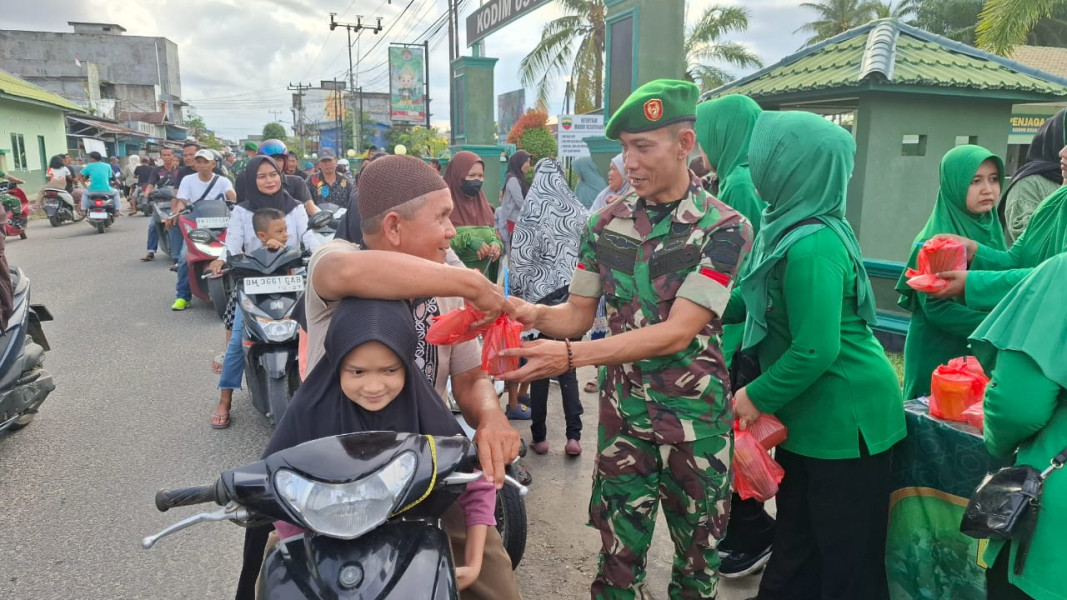 Berkah Ramadhan, Kodim 0314/Inhil Bagikan Takjil Gratis kepada Masyarakat