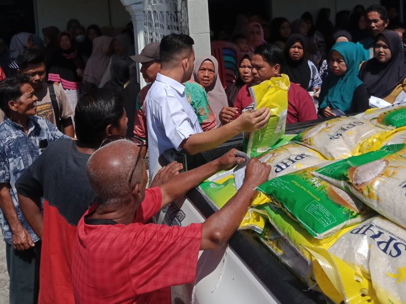 Program Jum'at Berkah Direktur PT Gren Palma Riau Jaya Pebriyan Winaldi di Desa Padang Mutung