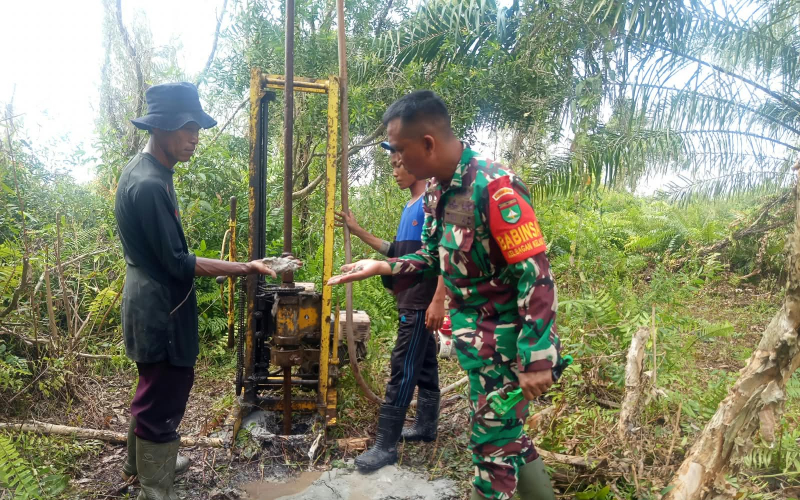Lahan Gambut Rawan Karhutla, Babinsa Bagan Keladi Bangun Sumur Bor