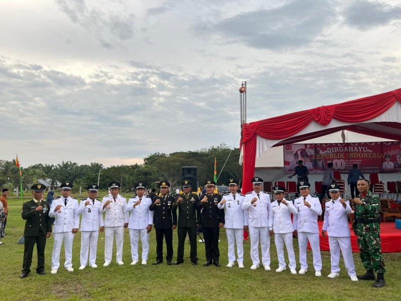 Kapolsek Sungai Apit Tekankan Persatuan Saat Pimpin Upacara Penurunan Bendera HUT RI ke-80