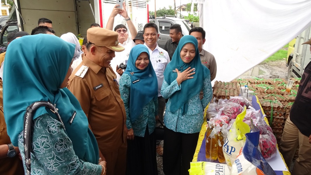 Ketua TP PKK Riau Tinjau Gerakan Pangan Murah di Tembilahan, Beras Lokal Diserbu Warga