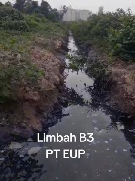 Warga Lubuk Gaung Mengeluh Bau Menyengat, Dugaan Limbah di Parit Disorot, KLH Jangan Diam!