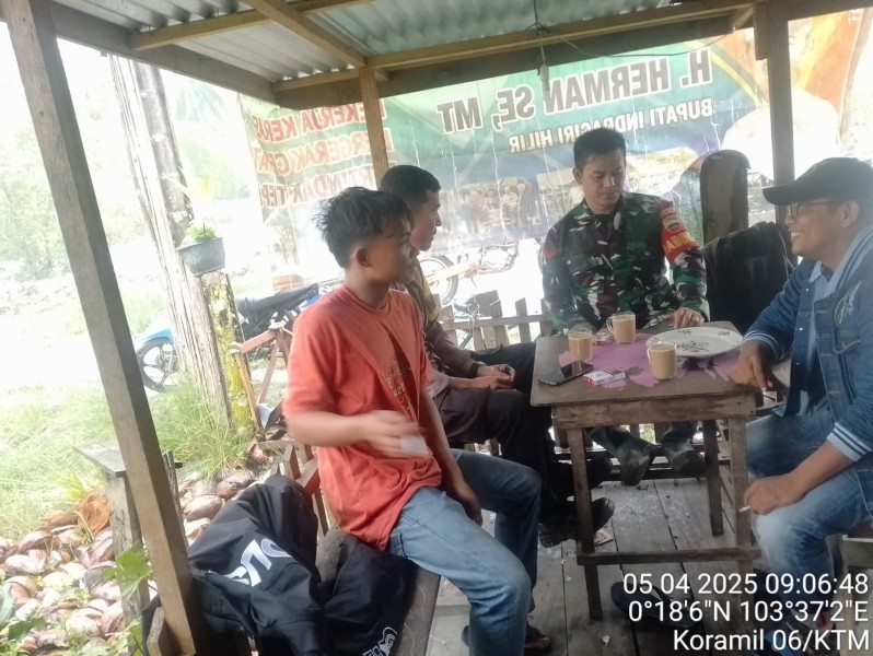 Suasana Lebaran, Babinsa Koramil 06/Kateman Jalin Silaturahmi dengan Warga Bandar Sri Gemilang