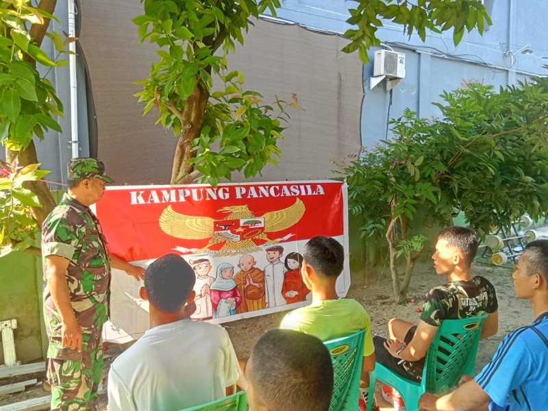 Sertu Rudy L. Syahdanur Sosialisasikan Nilai-Nilai Pancasila kepada Warga Kampung Pancasila Perawang